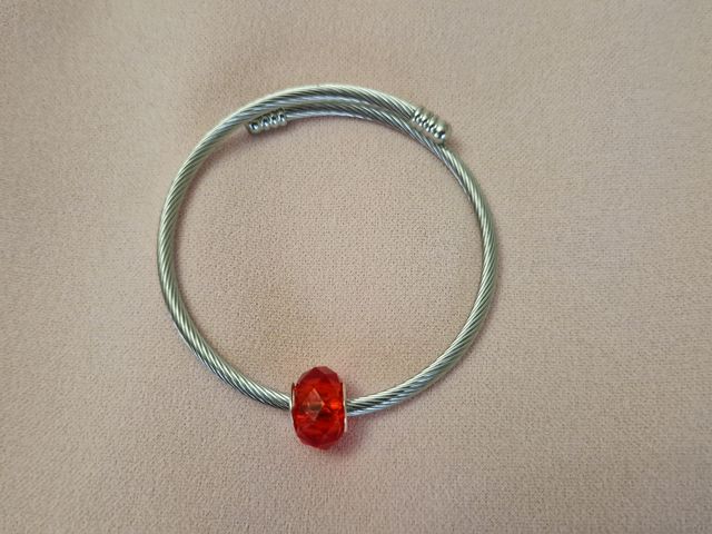 Pulsera y charm rojo