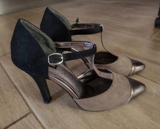 Zapatos tacón bicolor.