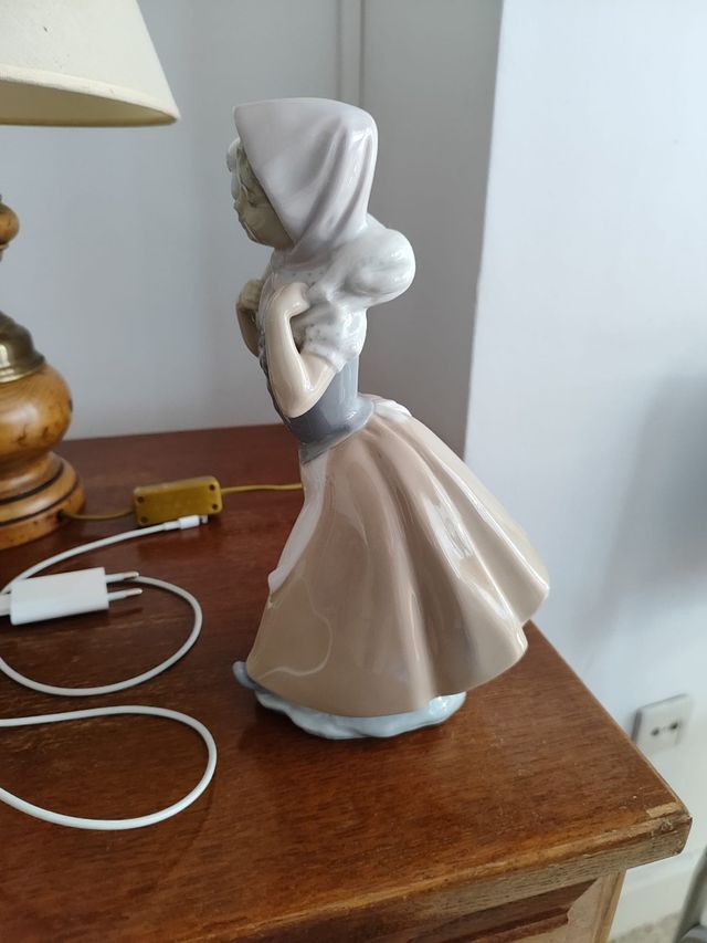 Pastora con Cordero Nao by Lladró