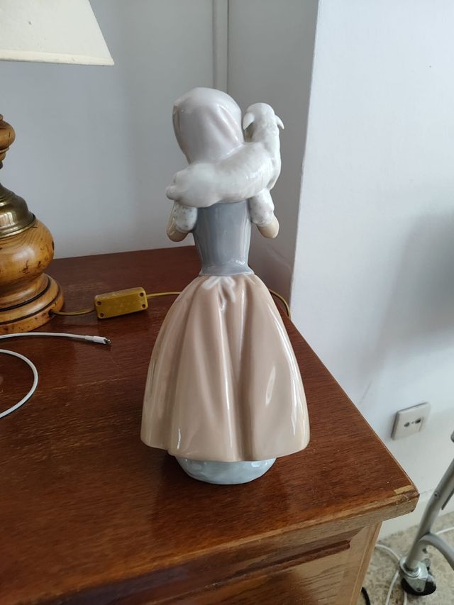 Pastora con Cordero Nao by Lladró