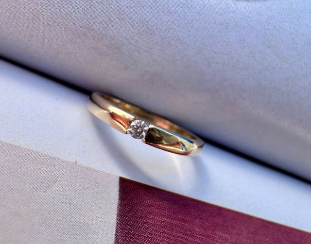Anillo de oro 14K con diamante