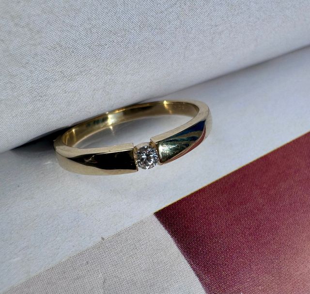Anillo de oro 14K con diamante