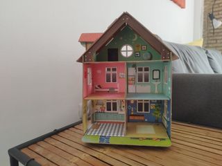 Casita con muebles de cartón