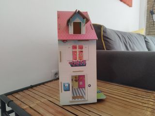 Casita con muebles de cartón