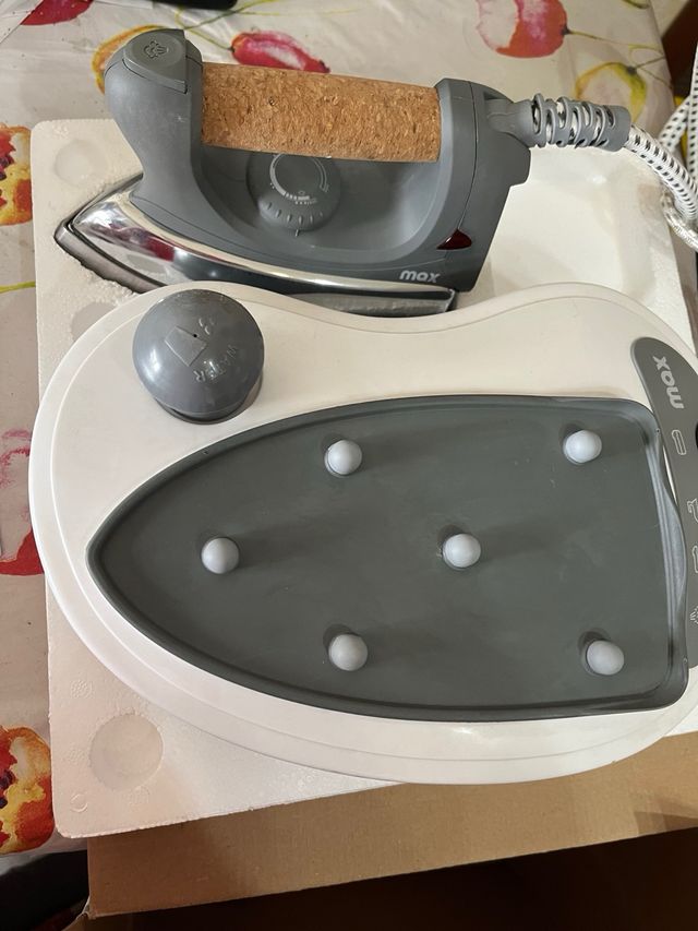 Ferro da stiro con base Max
