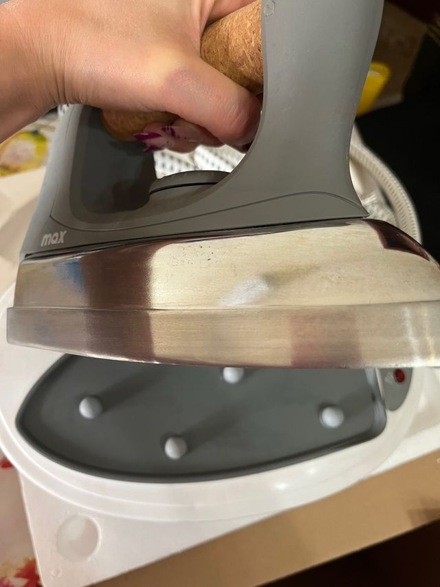 Ferro da stiro con base Max