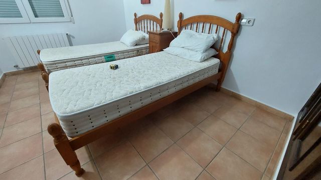 1 persona cama ,   y colchón 35 euro