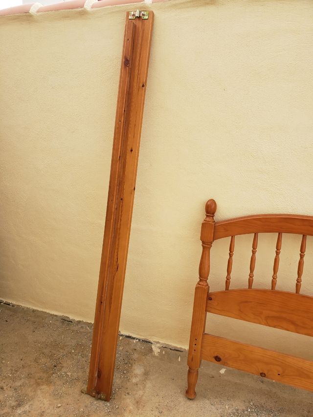 1 persona cama ,   y colchón 35 euro