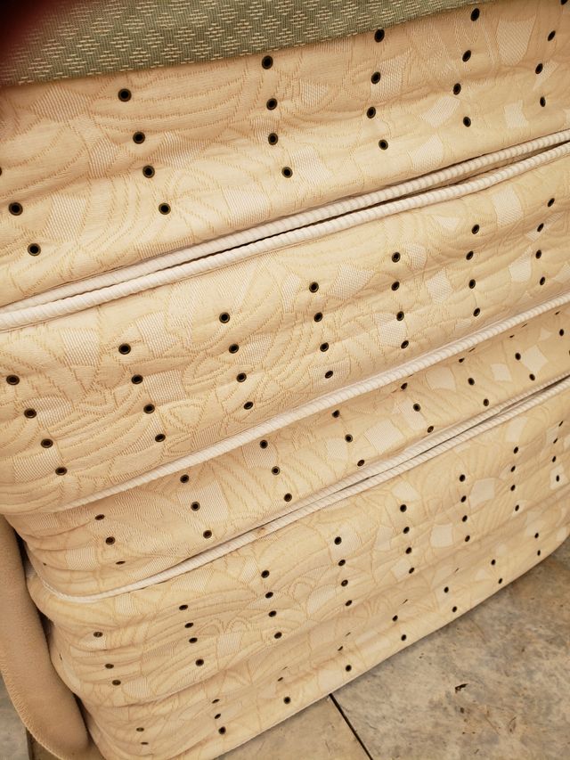 1 persona cama ,   y colchón 35 euro