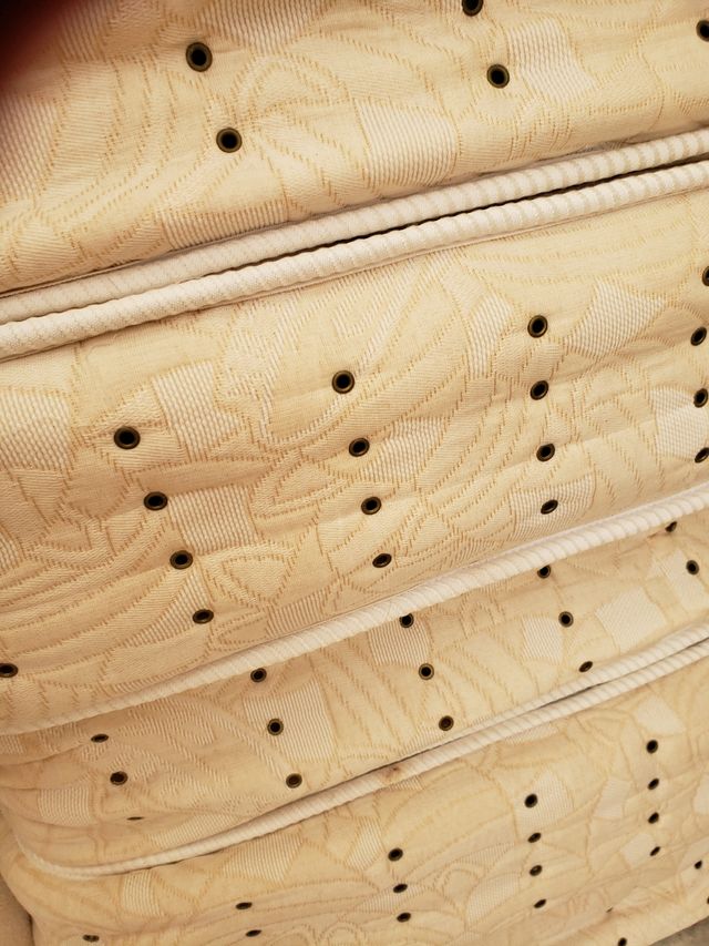 1 persona cama ,   y colchón 35 euro