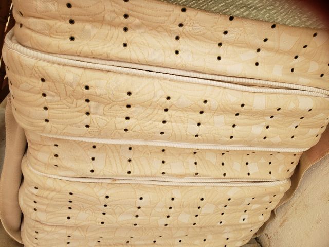 1 persona cama ,   y colchón 35 euro