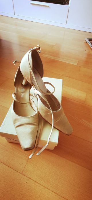 Zapatos tacón dorados 37