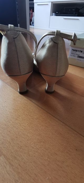 Zapatos tacón dorados 37