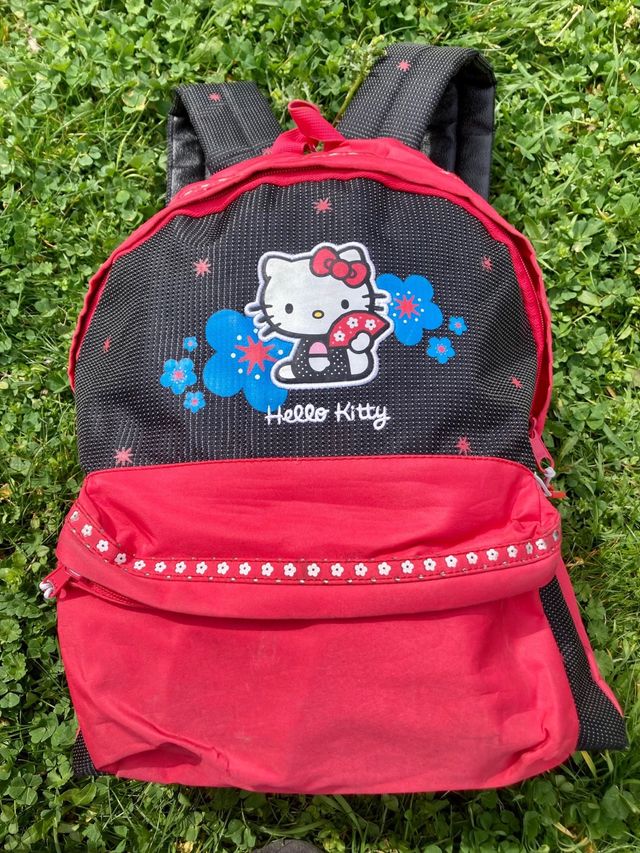 Mochila escolar de HELLO KITTY.