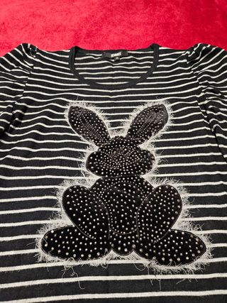 Jersey con diseño de conejo con pedrería
