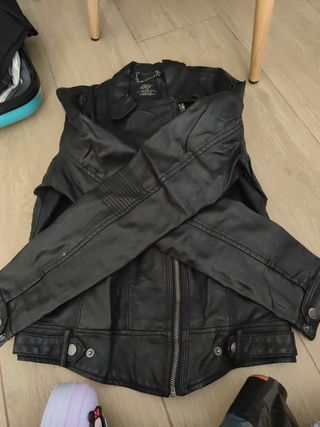 Cazadora tipo cuero Zara
