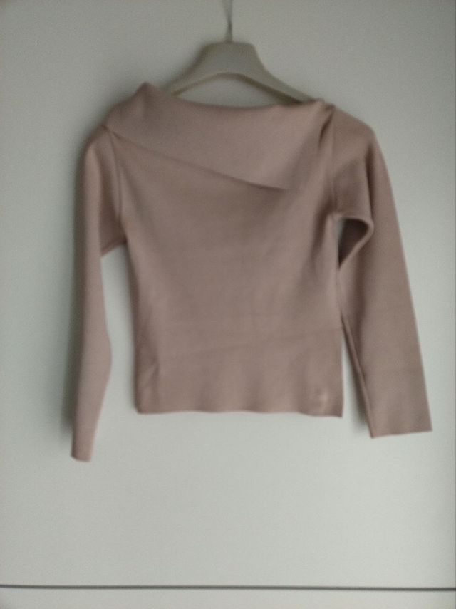 Maglia vintage con spalla scoperta