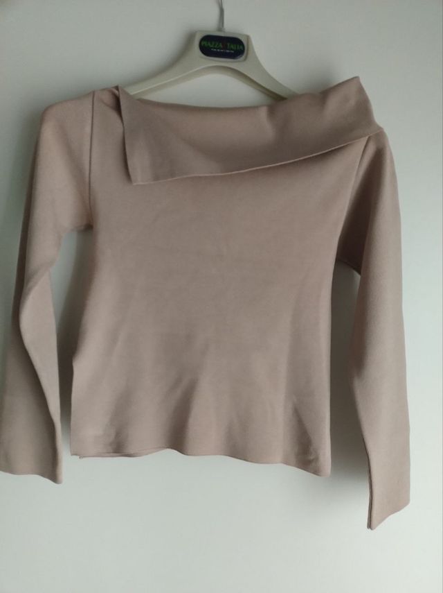 Maglia vintage con spalla scoperta