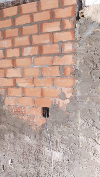 Colocó tarimas,parquet,puertas etc