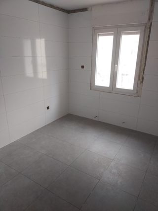 Colocó tarimas,parquet,puertas etc