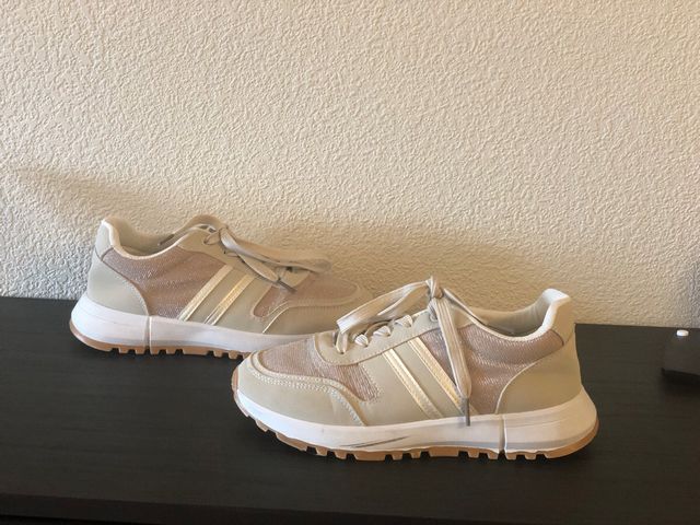 Zapatillas urbanas tonos crudos y brillantes