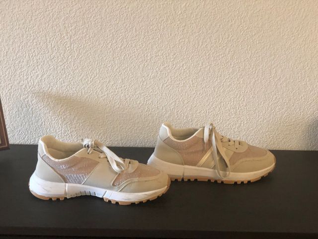 Zapatillas urbanas tonos crudos y brillantes