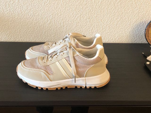 Zapatillas urbanas tonos crudos y brillantes