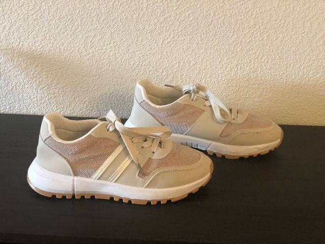 Zapatillas urbanas tonos crudos y brillantes