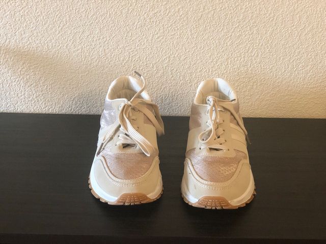 Zapatillas urbanas tonos crudos y brillantes