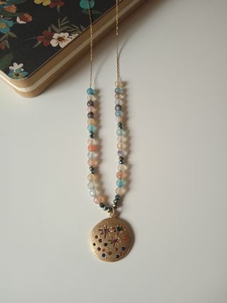 Colgante piedras y medalla