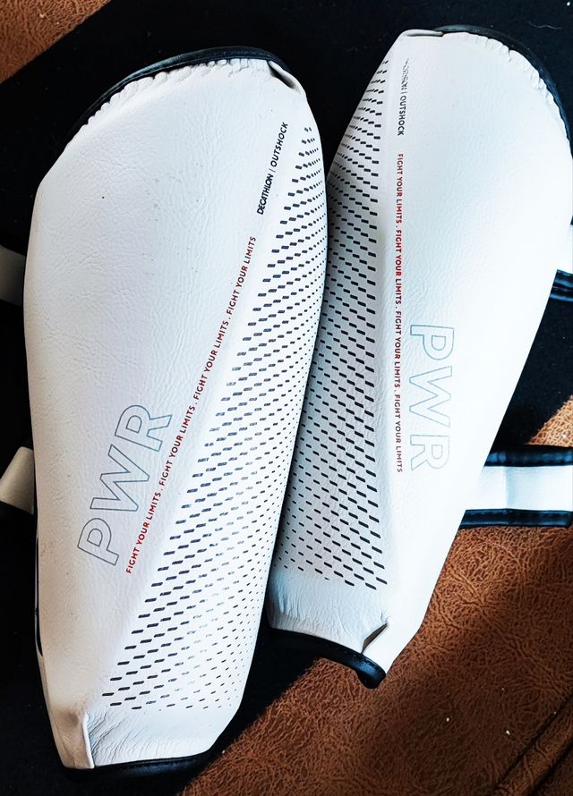 Espinilleras kickboxing/ Muay thai OUTSHOCK