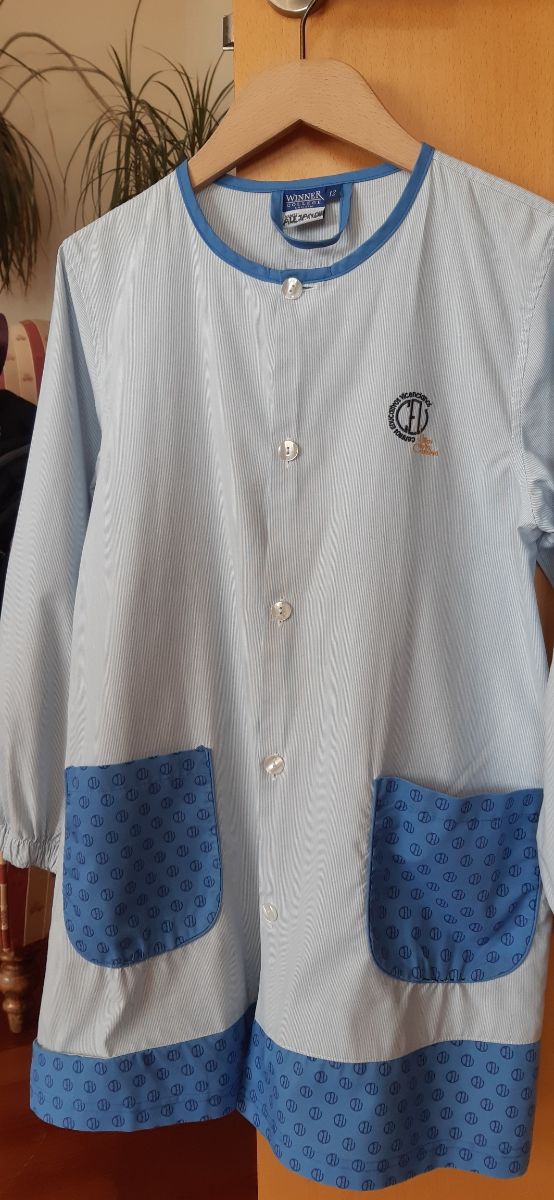 Babero uniforme Regina Mundi talla 12