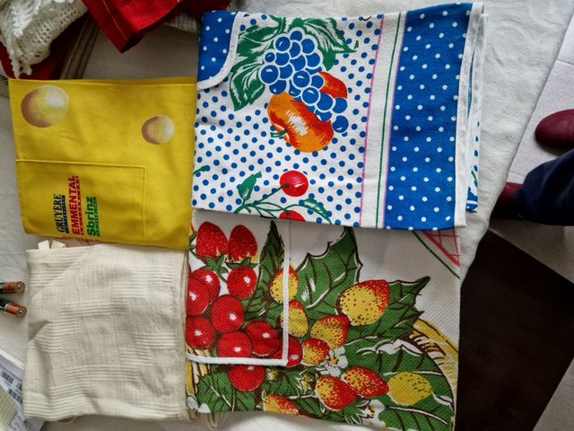 N. 4 grembiuli da cucina nuovi