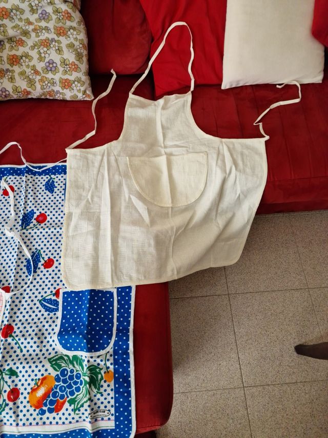 N. 4 grembiuli da cucina nuovi