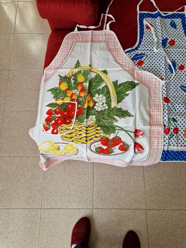 N. 4 grembiuli da cucina nuovi