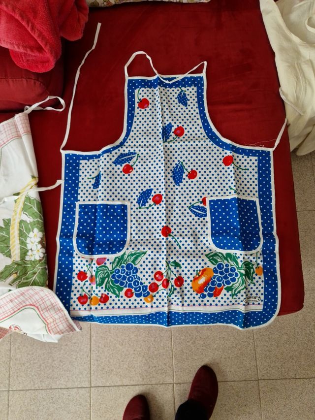 N. 4 grembiuli da cucina nuovi