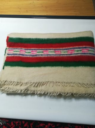 Manta de lana virgen. 40€ la unidad.