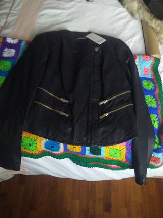 Cazadora Straudivarius polipiel , 24€