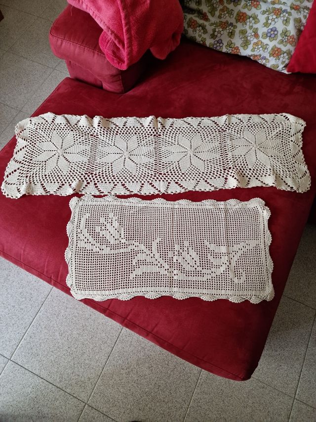 N. 2 centrini uncinetto