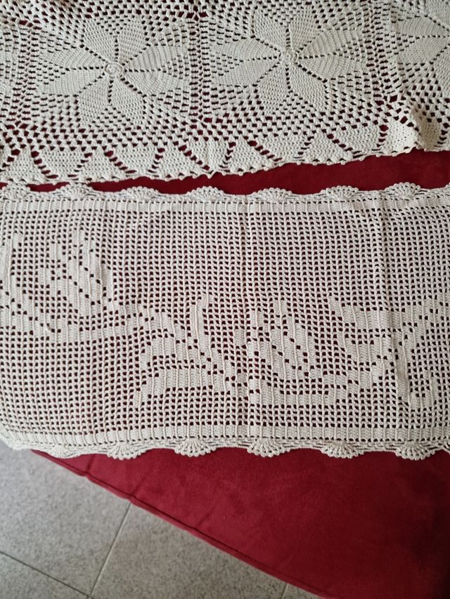 N. 2 centrini uncinetto