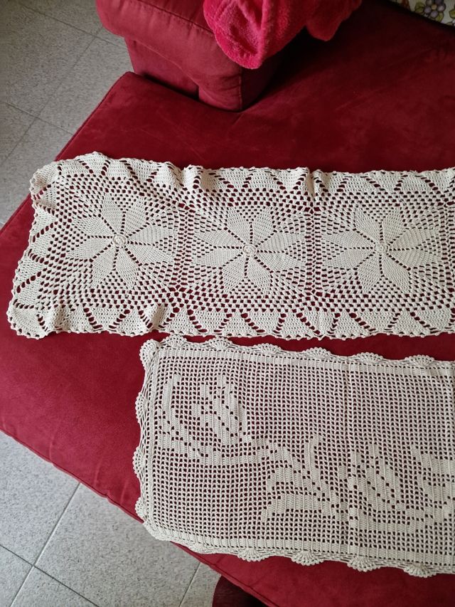 N. 2 centrini uncinetto