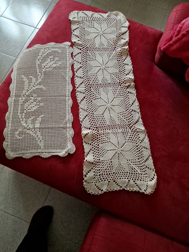 N. 2 centrini uncinetto