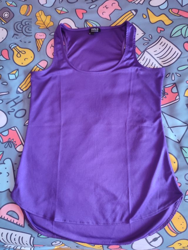 Camiseta morada con brillo
