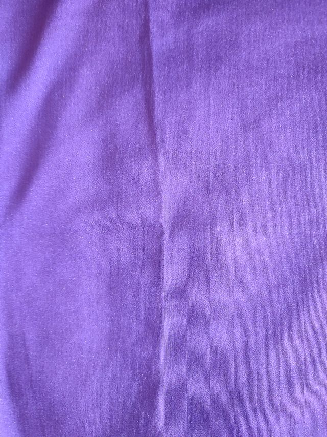 Camiseta morada con brillo