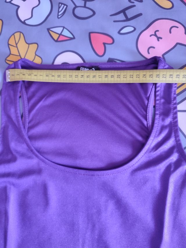 Camiseta morada con brillo