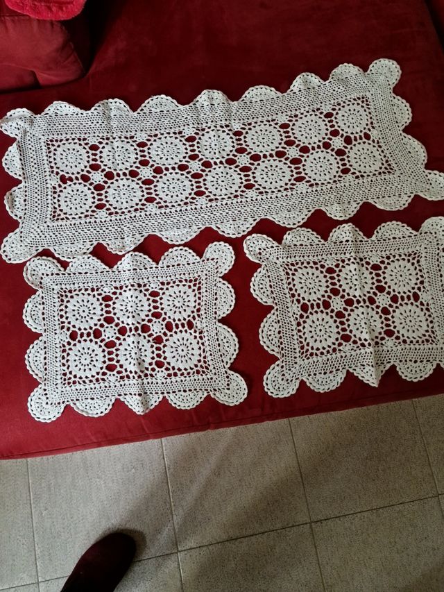 Tris centrini bianchi