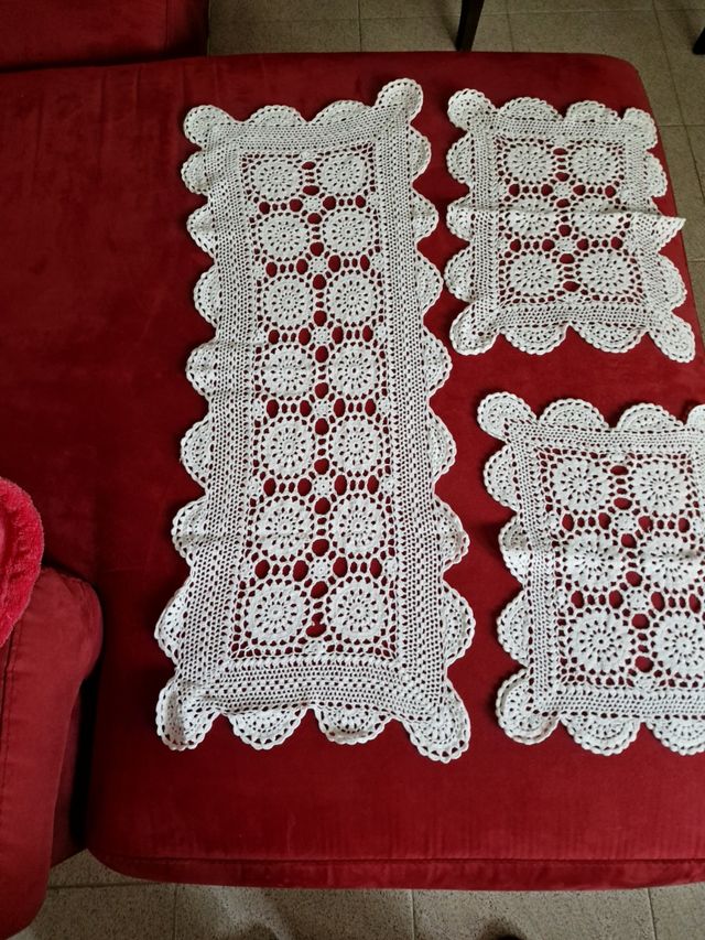 Tris centrini bianchi