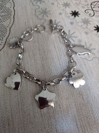 Pulsera con distintos colgantes