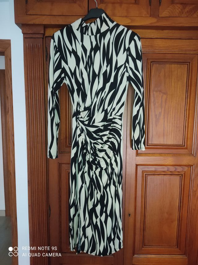 Vestido ajustado con raja talla s, una puesta