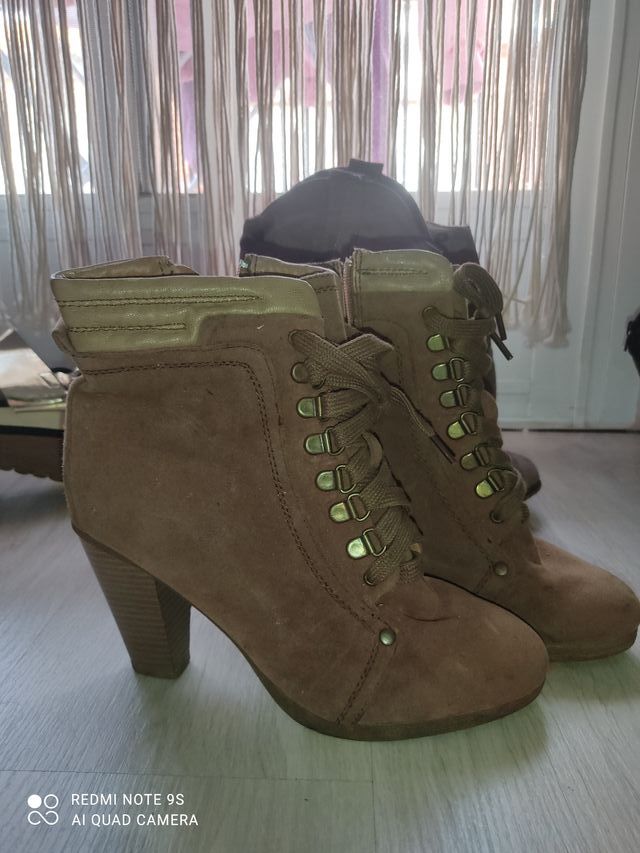 Botines con tacón con cordonera